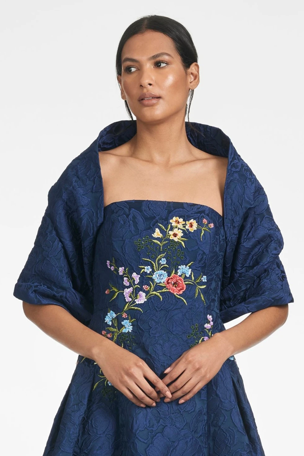 THE HUG SHAWL - MIDNIGHT JACQUARD CLOQUE 3 THE HUG SHAWL - MIDNIGHT JACQUARD CLOQUE