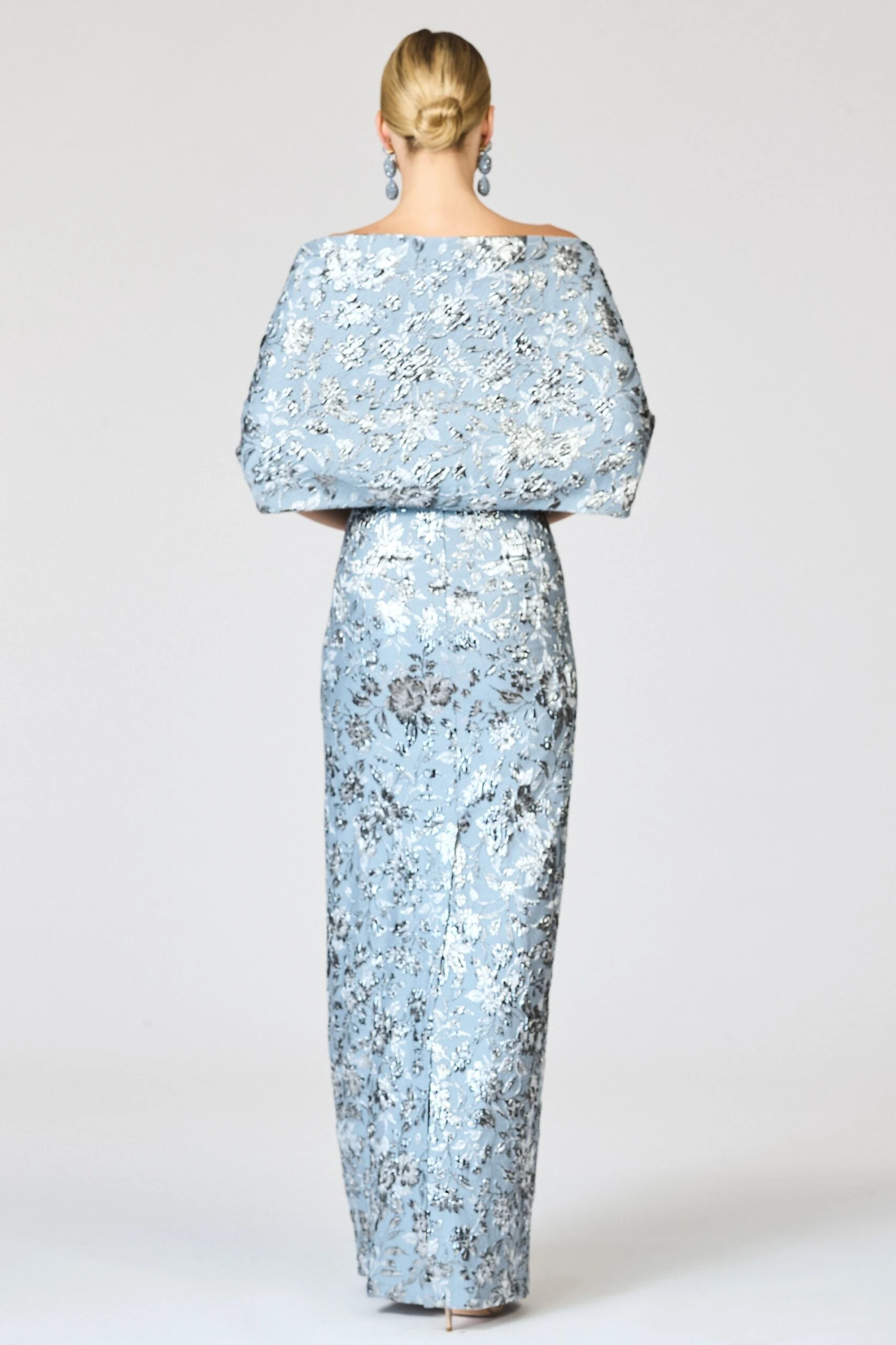 METALLIC CLOQUE HUG SHAWL - PEWTER GARDENS 6 METALLIC CLOQUE HUG SHAWL - PEWTER GARDENS - Image 4